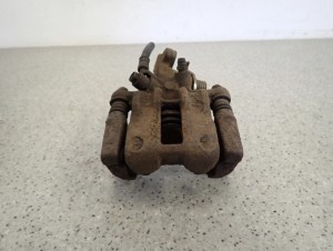 NISSAN ALMERA TINO 00-06 ZACISK HAMULCOWY TYLNY PRAWY 2/6 MINIATURA