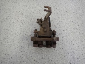 NISSAN ALMERA TINO 00-06 ZACISK HAMULCOWY TYLNY PRAWY 5/6 MINIATURA