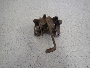 NISSAN ALMERA TINO 00-06 ZACISK HAMULCOWY TYLNY PRAWY 6/6 MINIATURA