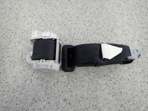 SUZUKI SWIFT MK7 10-15 PAS BEZPIECZEŃSTWA TYLNY ŚRODKOWY ZAPINKA 2/7 MINIATURA