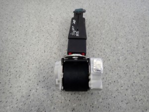 SUZUKI SWIFT MK7 10-15 PAS BEZPIECZEŃSTWA TYLNY ŚRODKOWY ZAPINKA 6/7 MINIATURA