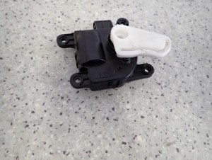 KIA RIO III 11-14 NASTAWNIK REGULATOR SILNICZEK KLAPEK NAGRZEWNICY 6/6 MINIATURA