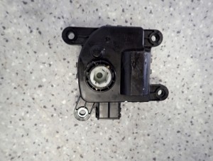 KIA RIO III 11-14 NASTAWNIK REGULATOR SILNICZEK KLAPEK NAGRZEWNICY 7/7 MINIATURA