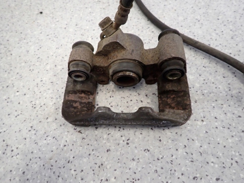 TOYOTA YARIS 99-05 ZACISK HAMULCOWY TYLNY PRAWY 4/6