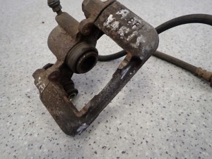 TOYOTA YARIS 99-05 ZACISK HAMULCOWY TYLNY PRAWY 5/6 MINIATURA