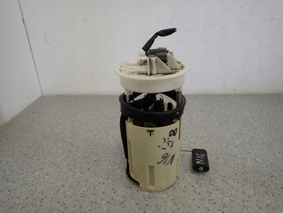 NISSAN ALMERA N16 00-03 BENZYNA POMPA PALIWA 1/4