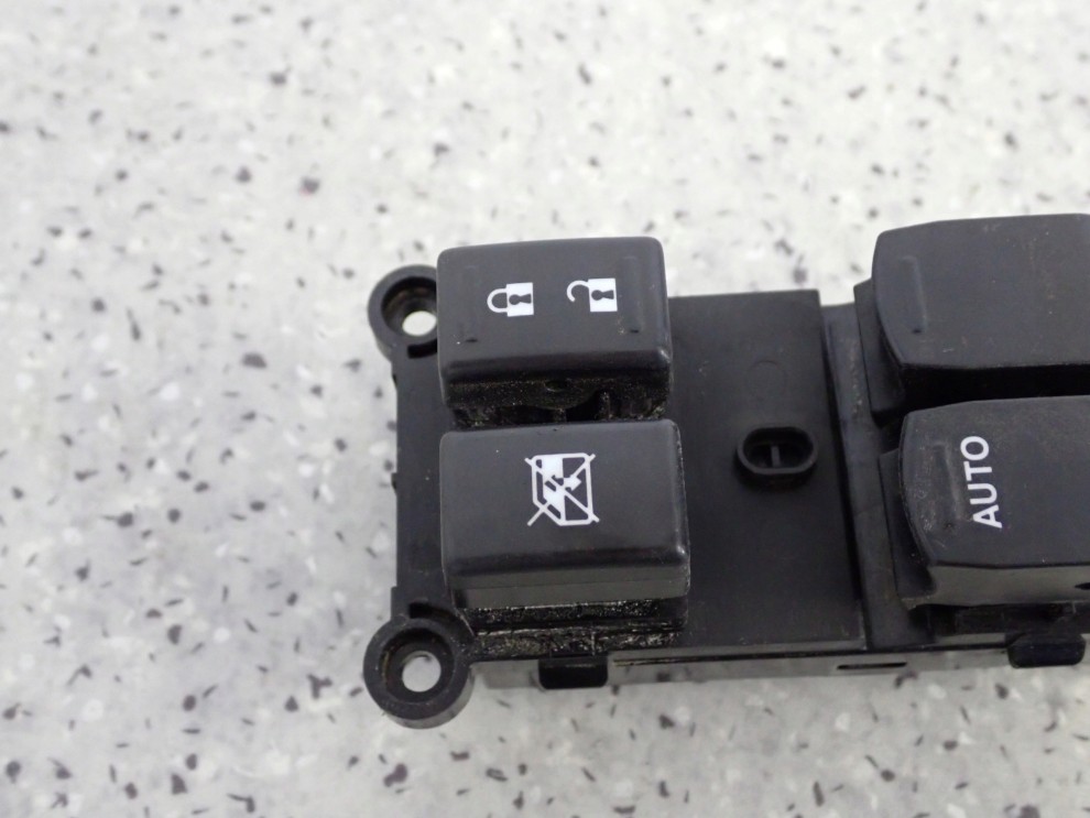 SUZUKI SWIFT MK7 10- PANEL STEROWANIA SZYB PRZEDNI LEWY 4 SZYBY 4/7