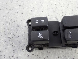 SUZUKI SWIFT MK7 10- PANEL STEROWANIA SZYB PRZEDNI LEWY 4 SZYBY 4/7 MINIATURA