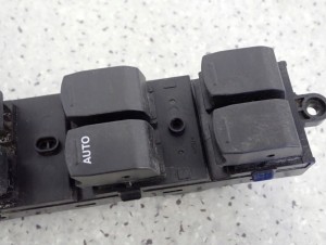 SUZUKI SWIFT MK7 10- PANEL STEROWANIA SZYB PRZEDNI LEWY 4 SZYBY 5/7 MINIATURA