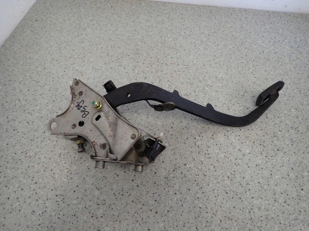 TOYOTA COROLLA VERSO BENZYNA 04- PEDAŁ SPRZĘGŁA 5/6
