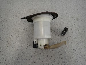SUZUKI ALTO NISSAN PIXO 09-14 POMPA PALIWA W ZBIORNIK PŁYWAK 4/5 MINIATURA
