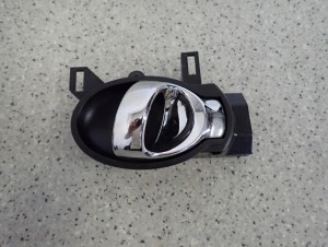 NISSAN NOTE E12 12- KLAMKA DRZWI WEWNĘTRZNA LEWA 1/7 MINIATURA