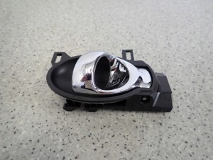 NISSAN NOTE E12 12- KLAMKA DRZWI WEWNĘTRZNA LEWA 2/7 MINIATURA