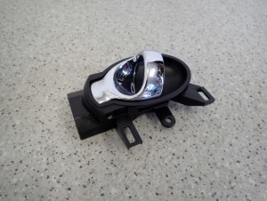 NISSAN NOTE E12 12- KLAMKA DRZWI WEWNĘTRZNA LEWA 4/7 MINIATURA