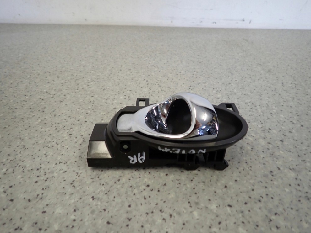 NISSAN NOTE E12 12- KLAMKA DRZWI WEWNĘTRZNA PRAWA 4/6