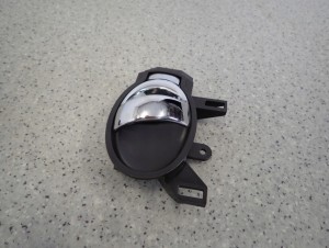 NISSAN NOTE E12 12- KLAMKA DRZWI WEWNĘTRZNA PRAWA 2/6 MINIATURA