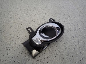 NISSAN NOTE E12 12- KLAMKA DRZWI WEWNĘTRZNA PRAWA 3/6 MINIATURA