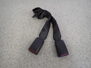 KIA CARENS III 06-12 ZAPINKA ZAPINKI PASA TYLNEGO 3 RZĄD KOMPLET 1/6 MINIATURA