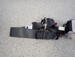 KIA CARENS III 06-12 PAS BEZPIECZEŃSTWA TYLNY PRAWY 3 RZĄD 2/4 MINIATURA