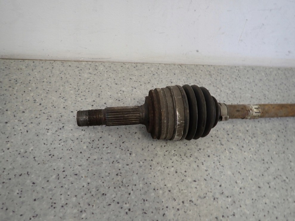 TOYOTA AYGO 06-12 1.0i PÓŁOŚ PRZEDNIA PRAWA 3/4