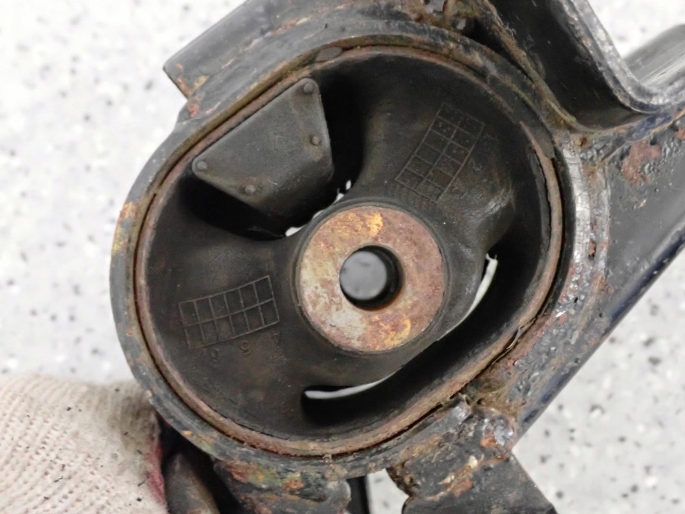 TOYOTA COROLLA VERSO 01-03 1.8i 1Z PODUSZKA SKRZYNI BIEGÓW PRZEDNIA LEWA 4/6