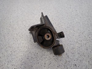 TOYOTA COROLLA VERSO 01-03 1.8i 1Z PODUSZKA SKRZYNI BIEGÓW PRZEDNIA LEWA