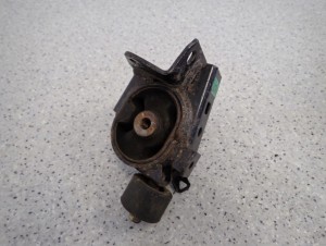 TOYOTA COROLLA VERSO 01-03 1.8i 1Z PODUSZKA SKRZYNI BIEGÓW PRZEDNIA LEWA 3/6 MINIATURA
