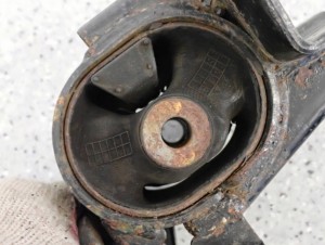 TOYOTA COROLLA VERSO 01-03 1.8i 1Z PODUSZKA SKRZYNI BIEGÓW PRZEDNIA LEWA 4/6 MINIATURA