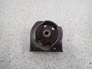 TOYOTA COROLLA VERSO 04-09 1.8i 1Z PODUSZKA SILNIKA PRZEDNIA