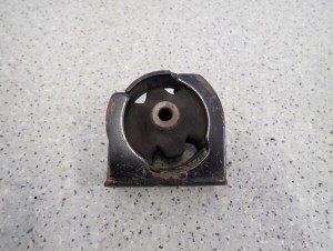 TOYOTA COROLLA VERSO 04-09 1.8i 1Z PODUSZKA SILNIKA PRZEDNIA 3/4 MINIATURA