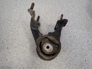TOYOTA COROLLA VERSO 2.2d 04-09 PODUSZKA TYLNA SILNIKA