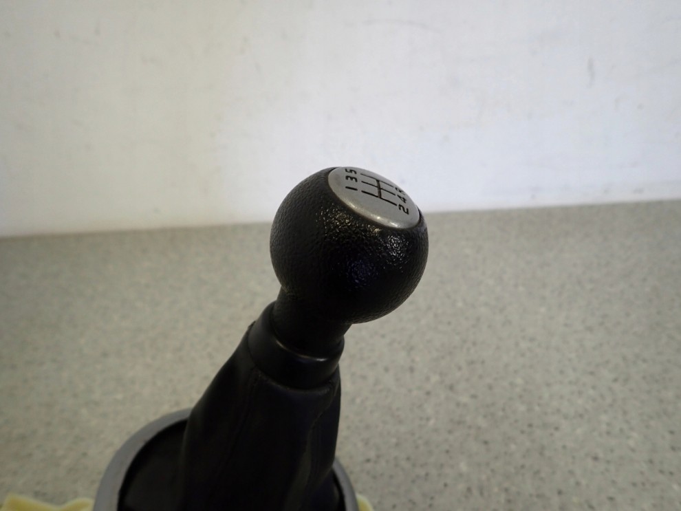 SUZUKI SWIFT MK6 1.3i 05- LEWAREK DŹWIGNIA GAŁKA ZMIANY BIEGÓW 3/9