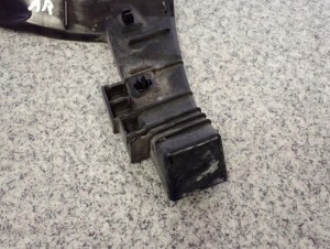 SUZUKI SX4 06-13 ŚLIZG ZDERZAKA TYLNY PRAWY 6/7 MINIATURA