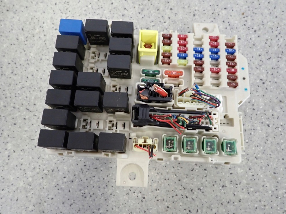 MITSUBISHI COLT CZ3 04- 1.1i SKRZYNKA BEZPIECZNIKÓW 5/7