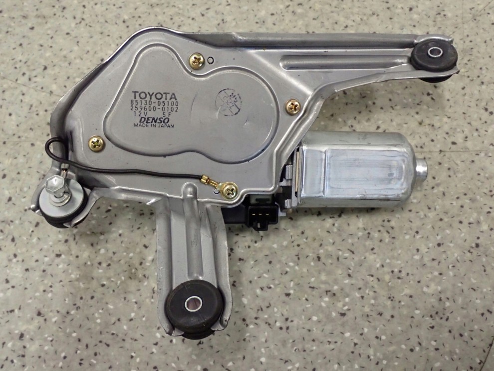 TOYOTA AVENSIS T25 SILNICZEK WYCIERACZEK TYŁ EU 2/4