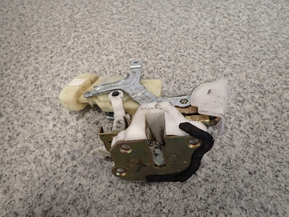 TOYOTA YARIS I 99-05 ZAMEK DRZWI PRZEDNI PRAWY 3/5