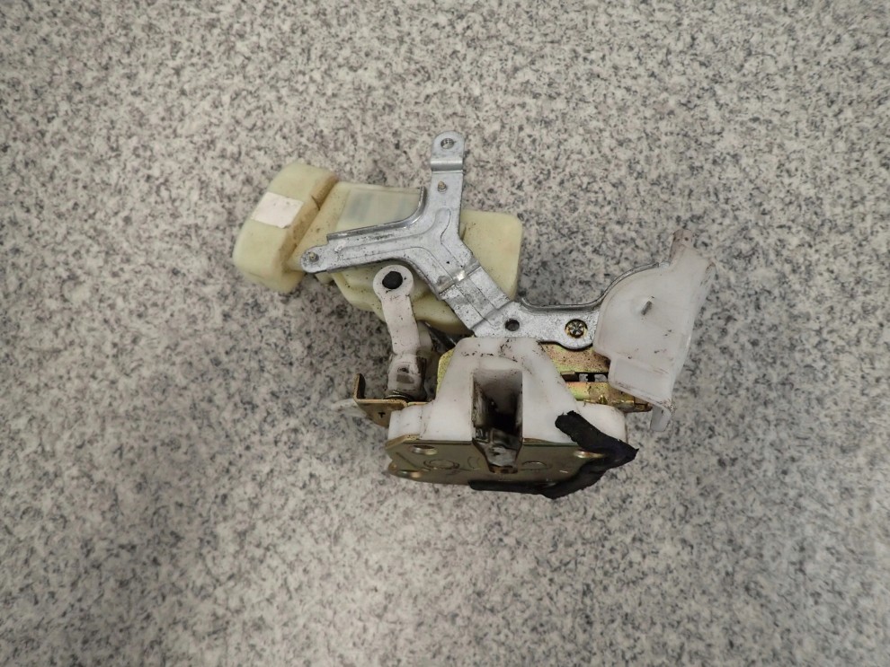 TOYOTA YARIS I 99-05 ZAMEK DRZWI PRZEDNI PRAWY 4/5