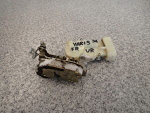 TOYOTA YARIS I 99-05 ZAMEK DRZWI PRZEDNI PRAWY 2/5 MINIATURA