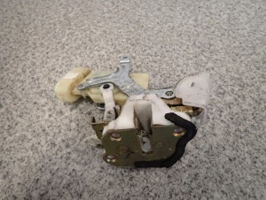 TOYOTA YARIS I 99-05 ZAMEK DRZWI PRZEDNI PRAWY 3/5 MINIATURA