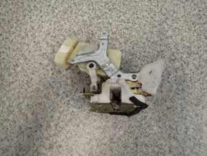 TOYOTA YARIS I 99-05 ZAMEK DRZWI PRZEDNI PRAWY 4/5 MINIATURA