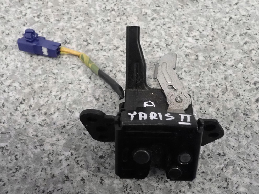 TOYOTA YARIS II 06-09 ZAMEK KLAPY BAGAŻNIKA 1/2