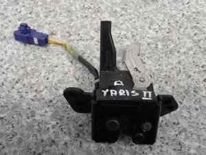 TOYOTA YARIS II 06-09 ZAMEK KLAPY BAGAŻNIKA 1/2 MINIATURA