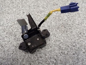 TOYOTA YARIS II 06-09 ZAMEK KLAPY BAGAŻNIKA 2/2 MINIATURA