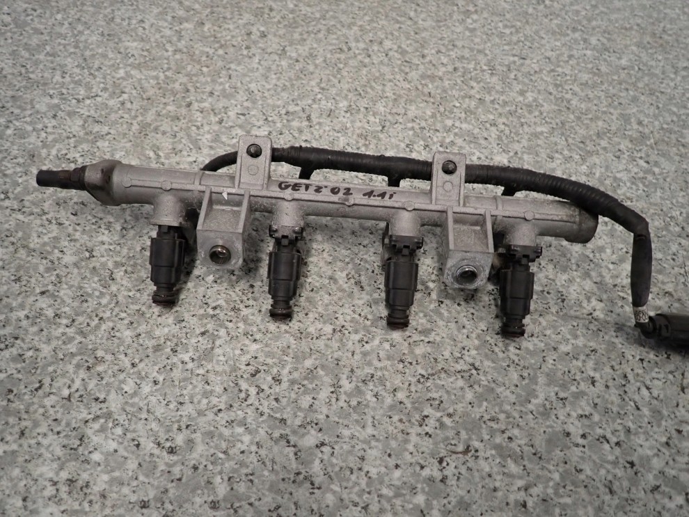 HYUNDAI GETZ 02-10 1.1 BENZ LISTWA WTRYSKOWA WTRYSKIWACZE 2/3