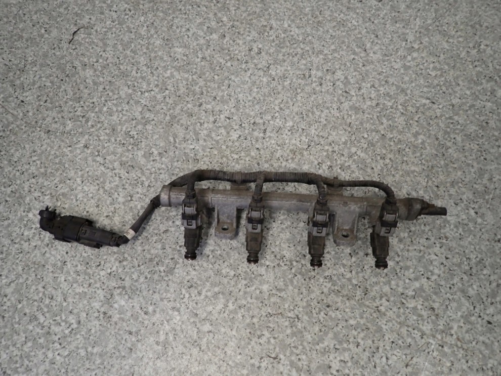 HYUNDAI GETZ 02-10 1.1 BENZ LISTWA WTRYSKOWA WTRYSKIWACZE 3/3