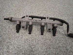 HYUNDAI GETZ 02-10 1.1 BENZ LISTWA WTRYSKOWA WTRYSKIWACZE 2/3 MINIATURA