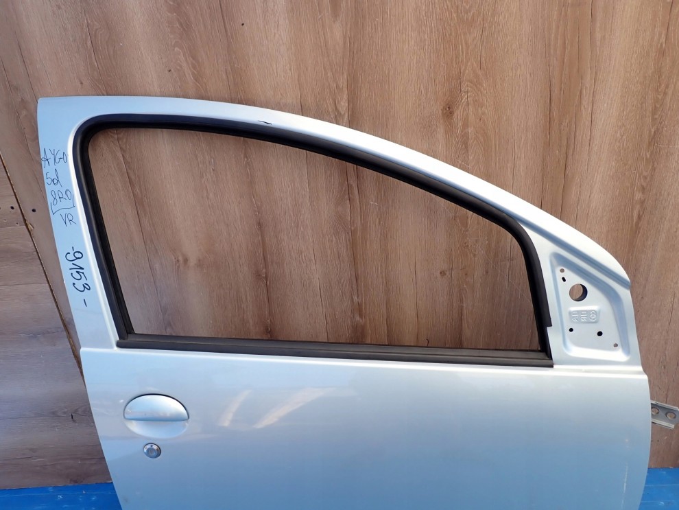 TOYOTA AYGO 05-12 5d DRZWI PRZEDNIE PRAWE 8R0 9/11
