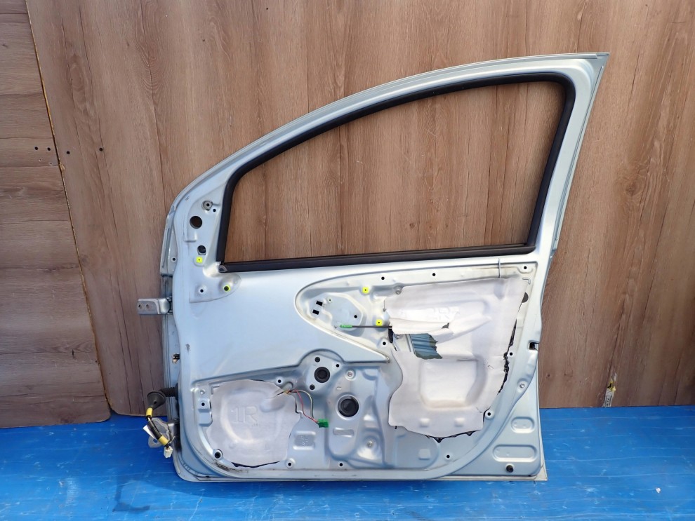TOYOTA AYGO 05-12 5d DRZWI PRZEDNIE PRAWE 8R0 10/11