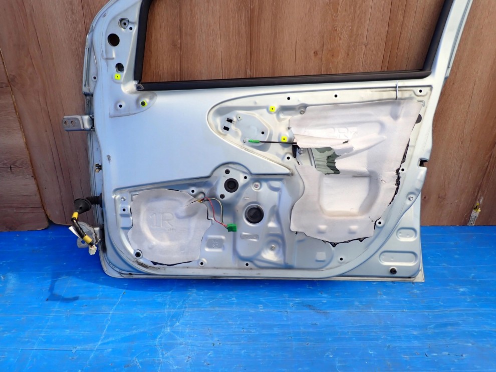 TOYOTA AYGO 05-12 5d DRZWI PRZEDNIE PRAWE 8R0 11/11