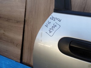 NISSAN ALMERA N16 00-06 3D DRZWI PRAWE KY0 7/9 MINIATURA